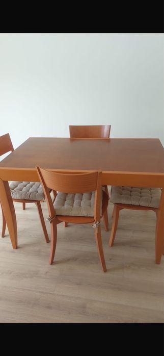 Mesa de cerejeira em muito bom estado extensivel com 4 cadeiras
