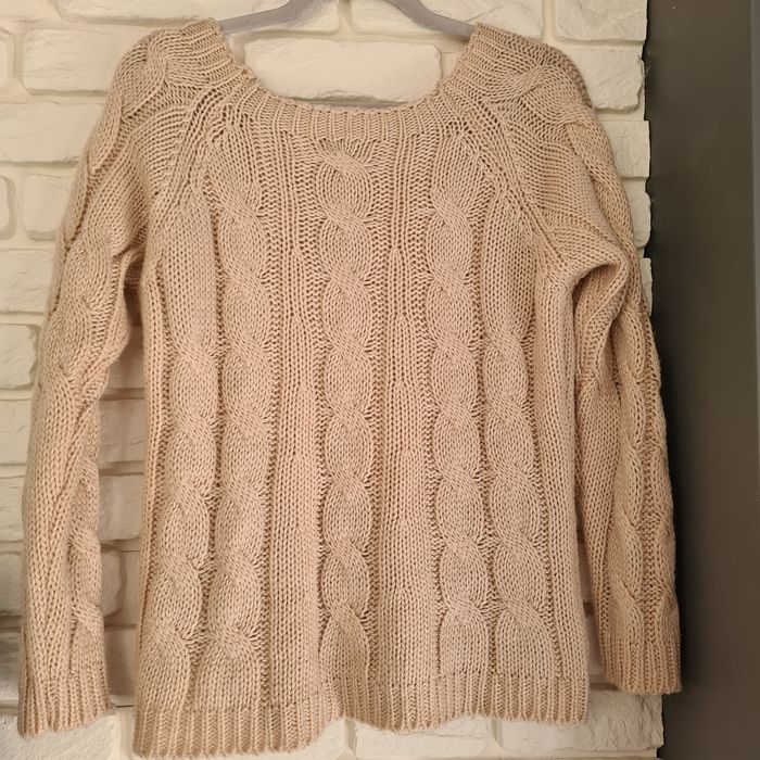 Różowy pleciony sweter