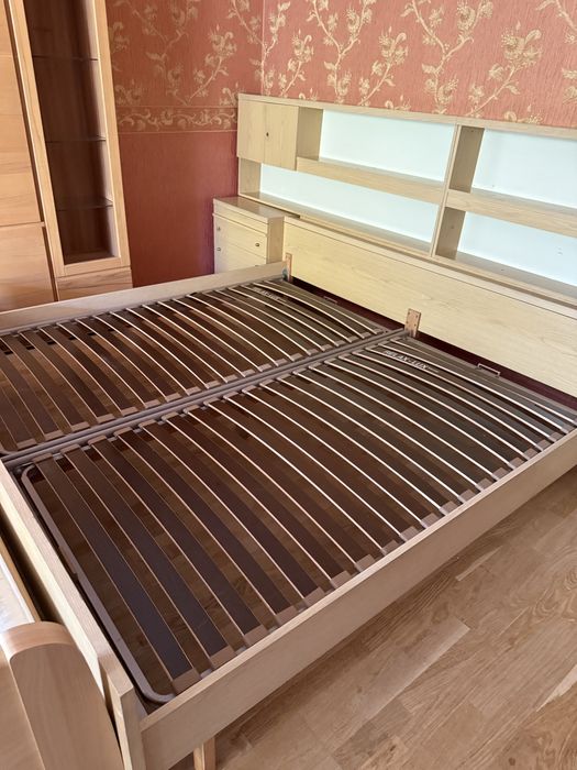 Ліжко і стінка.