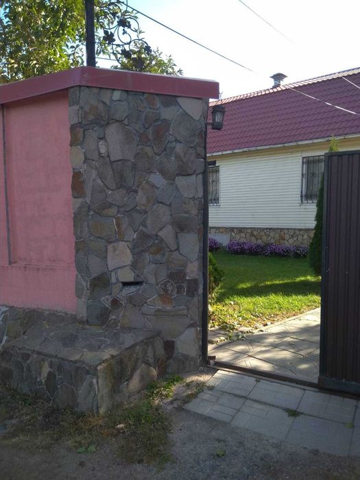Продам будинок 209 м.кв, з жилим підвалом, грубою та хоз. постройки.