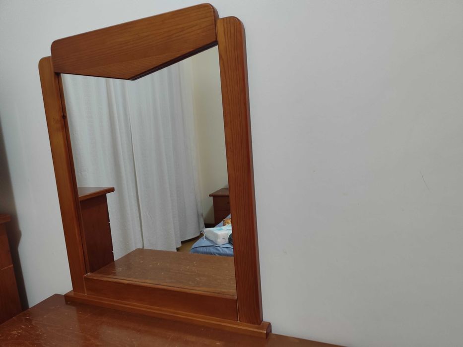 Vendo cómoda de madeira