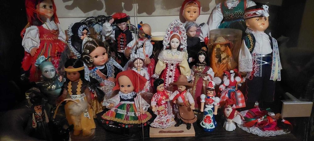 Bonecas - coleção em traje tradicional de todo mundo