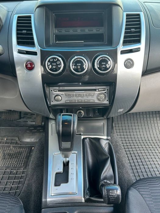 автомобіль паджеро спорт
