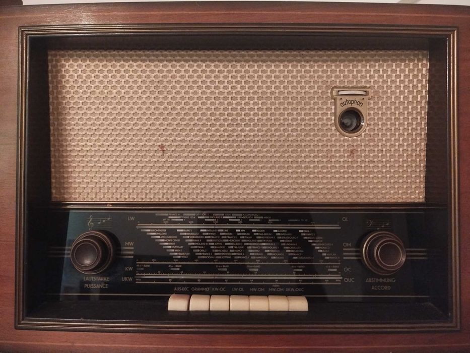 Rádio antigo a válvulas