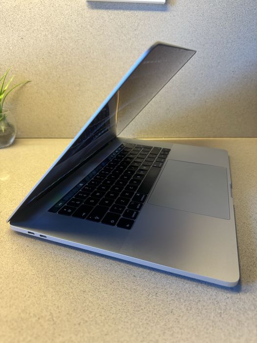 MacBook Pro 15" Touchbar - i7 | 16GB SSD | 250GB SSD