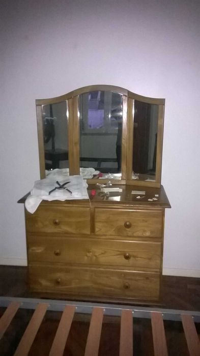 Cómoda maçica em pinho