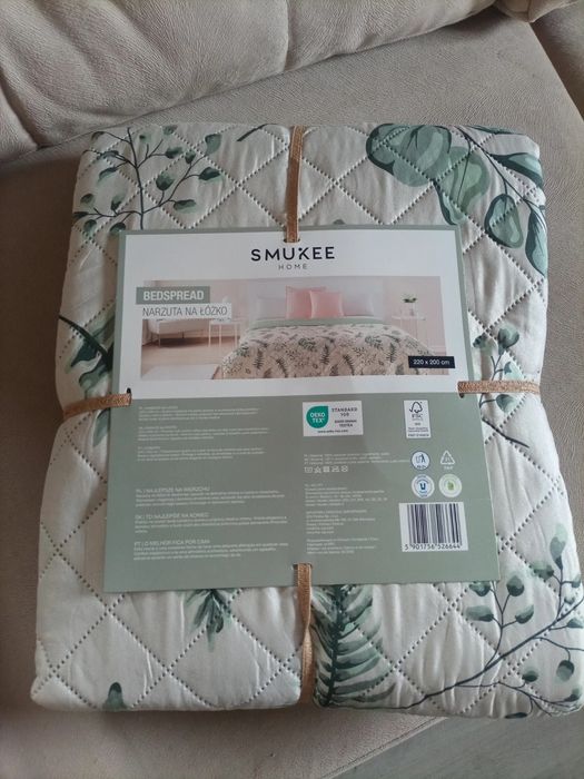 Beżowa narzuta w zielone liście w rozmiarze 220x200 cm Smukee