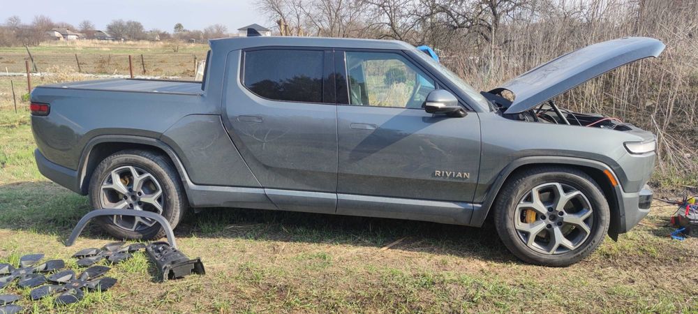 Свіже авто в розбір Rivian r1t exp005