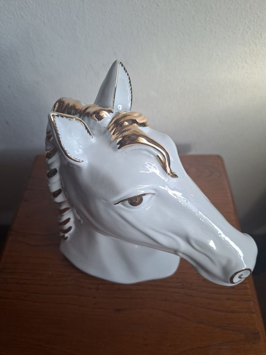 0Vendo escultura em porcelana branca de cavalo