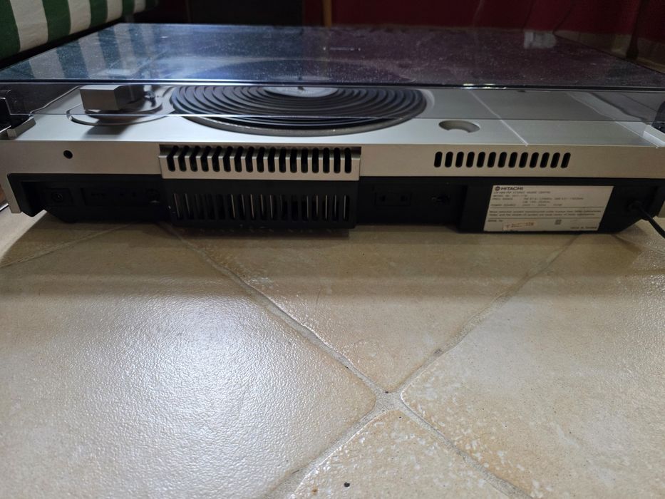 Gramofon Hitachi SDT-116 z lat 80-tych.