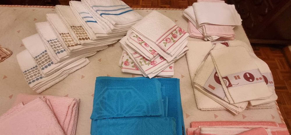 48 toalhas para casa de banho nunca usadas
