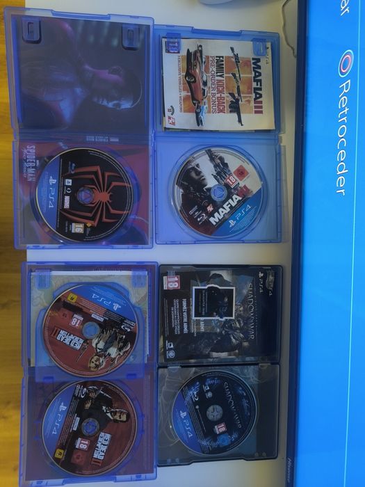 Versão PS4 Slim 500GB, 2 Comandos, 4 Jogos
