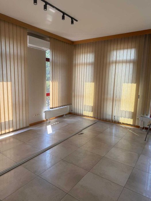 pomieszczenia pod gabinety z poczekalnią i zapleczem sanitarno-socjalnym
