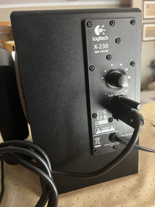 Conjunto de Colunas Logitech X-230