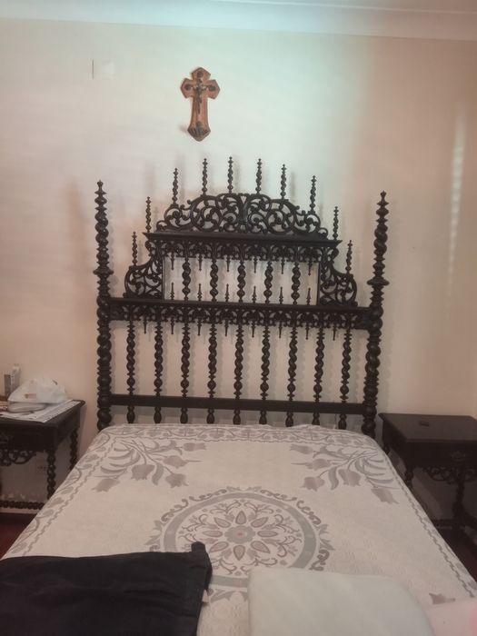Cama de casal pau preto