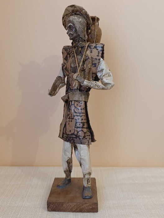Figura de artesanato homem com cantaros costas papel maché
