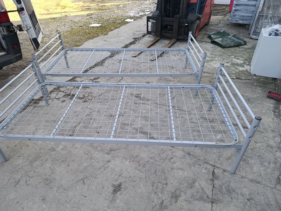 łóżko piętrowe metalowe.