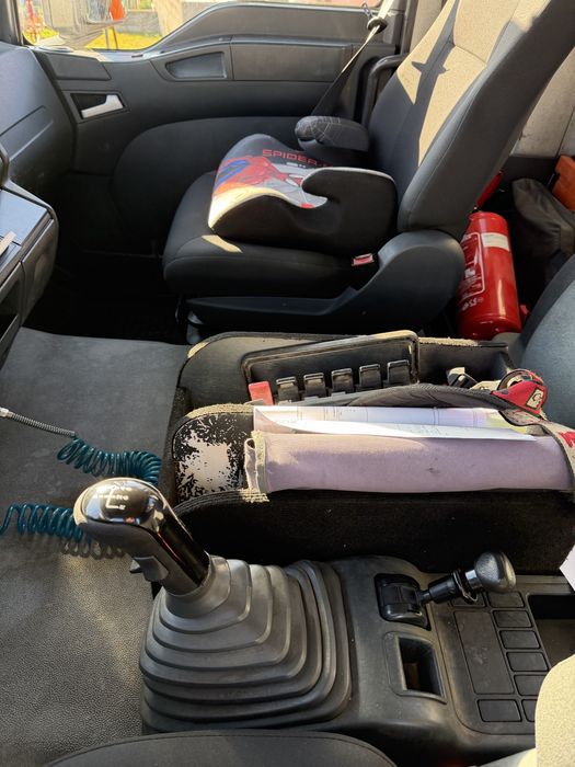 Man com grua hiab 322 e bascúla