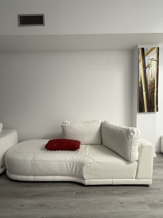 Sofá branco em L curvo