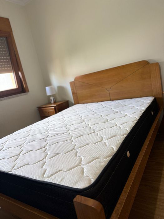 Conjunto cama 140cm madeira + mesas cabeceira + colchão + cómoda