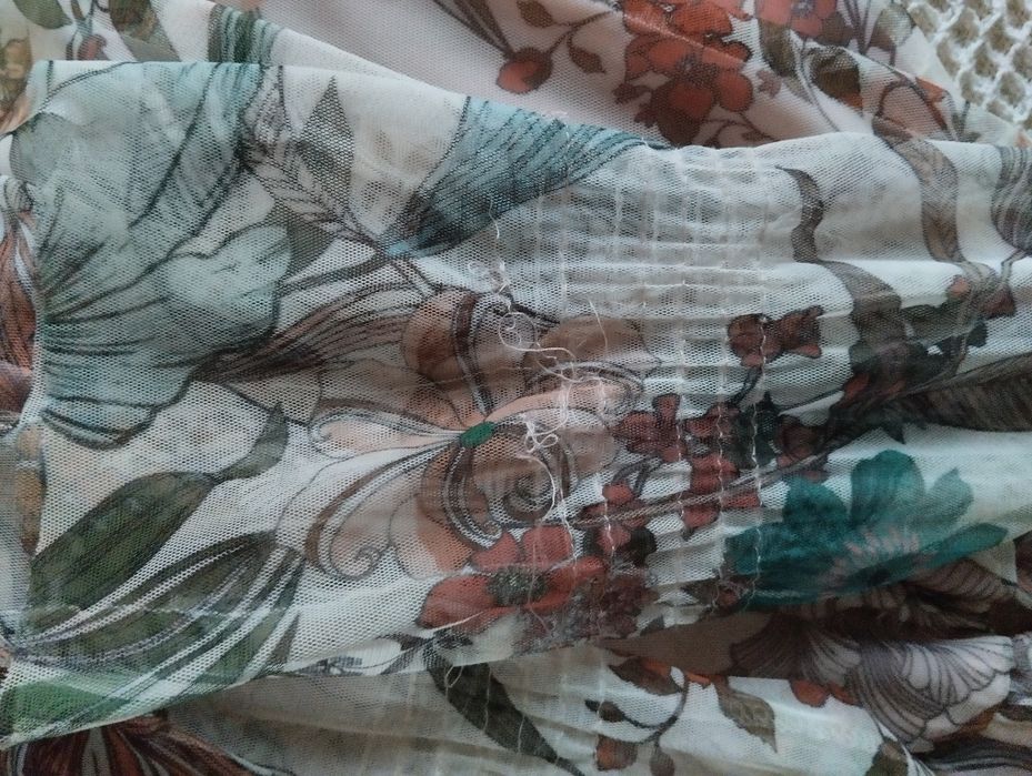 Beżowa zwiewna sukienka w kwiaty M