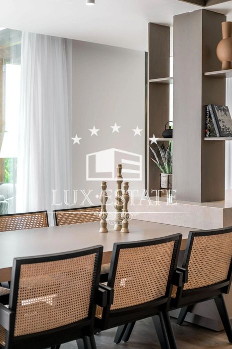 Дизайнерська вілла з видом на море та сучасною елегантністю