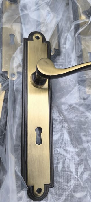 Puxadores para portas em latão