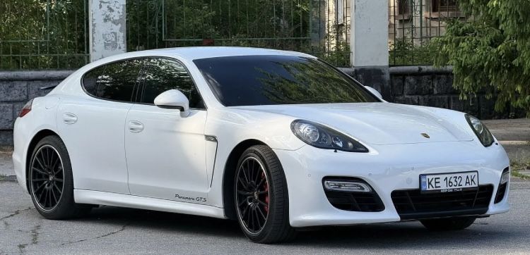 Porsche Panamera GTS 2012