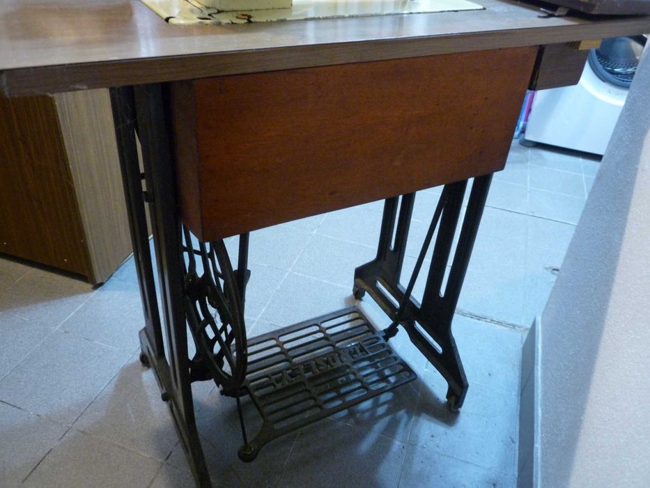 Máquina de costura da marca CROSLEY