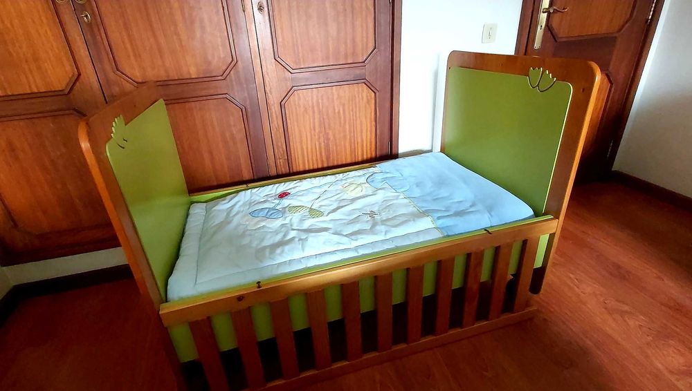 Cama para bebé + colchão + móbile Chicco - marca Harpa Baby + colchão