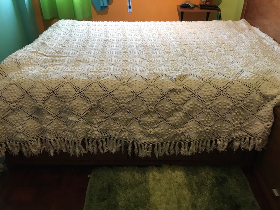 Colcha de cama de casal toda feita em crochê
