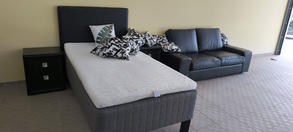 Vendo conjunto de mobiliário completo em excelente estado com design moderno e cores neutras ( preto / cinza) ideal para quarto ou estúdio