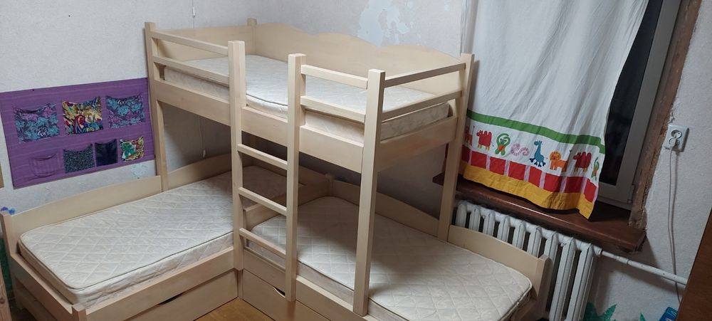 Кровать двохярусну, тримісну, дерев'яну.