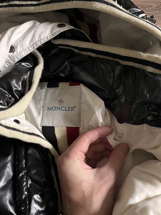 Чорний Пуховик від Moncler