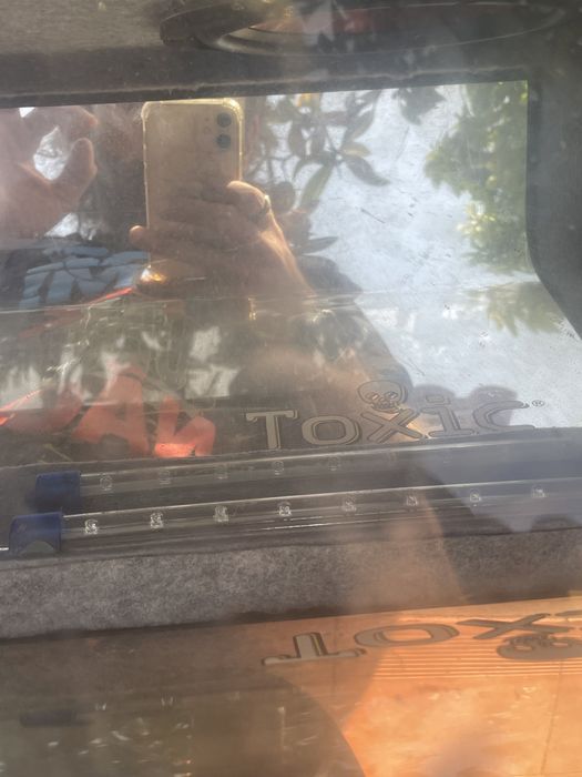 Caixa para colunas na bagageira