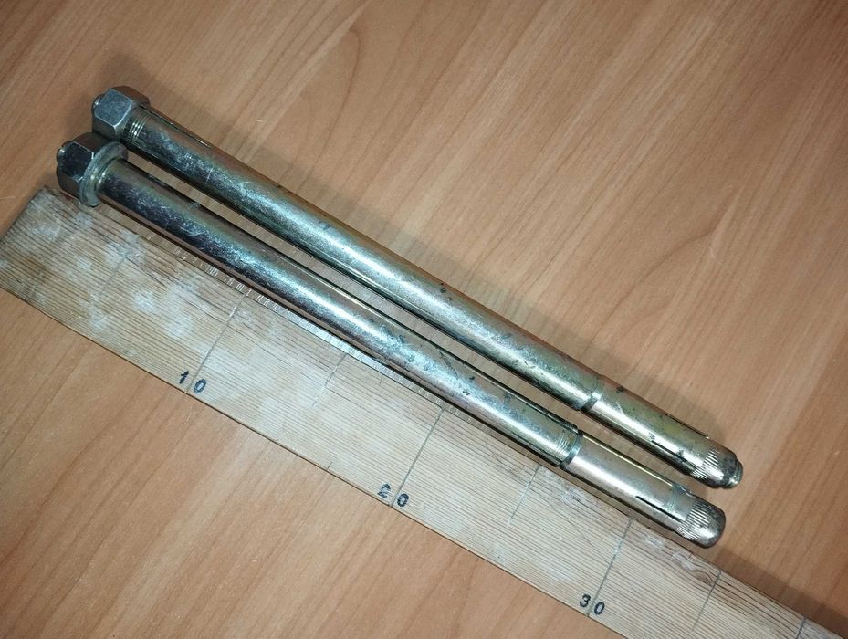 Два анкерні болти довжина 33 см., діаметр 2 см.,ціна 100 грн за обидва