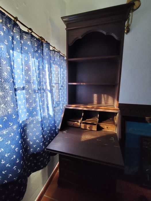 Escrivaninha em mogno para escritório, quarto ou onde se adequar.
