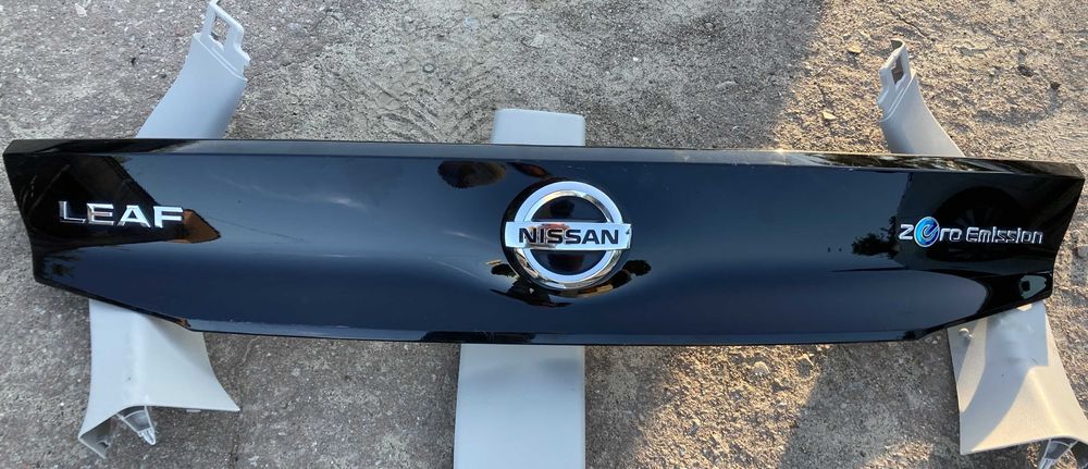 Nissan Leaf ZE1 908105SA0A Накладка кришки багажника