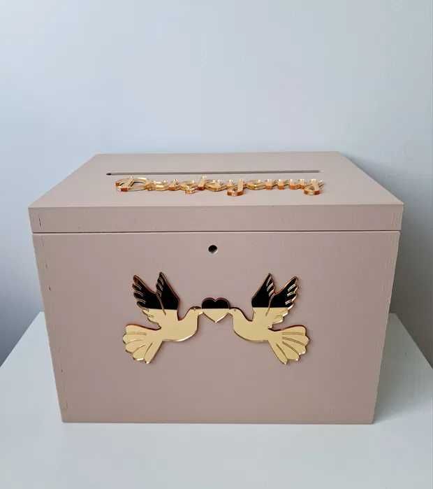 Beżowe pudełko na koperty zamykane na kluczyk Lustrzane złote pleksi