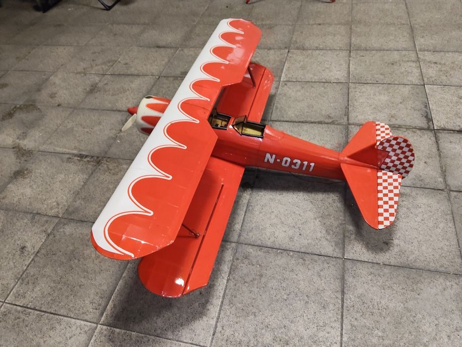 Avião biplano em madeira de balsa leve