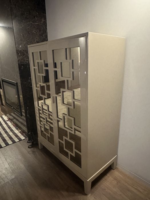 Armário decorativo em madeira com portas espelhadas