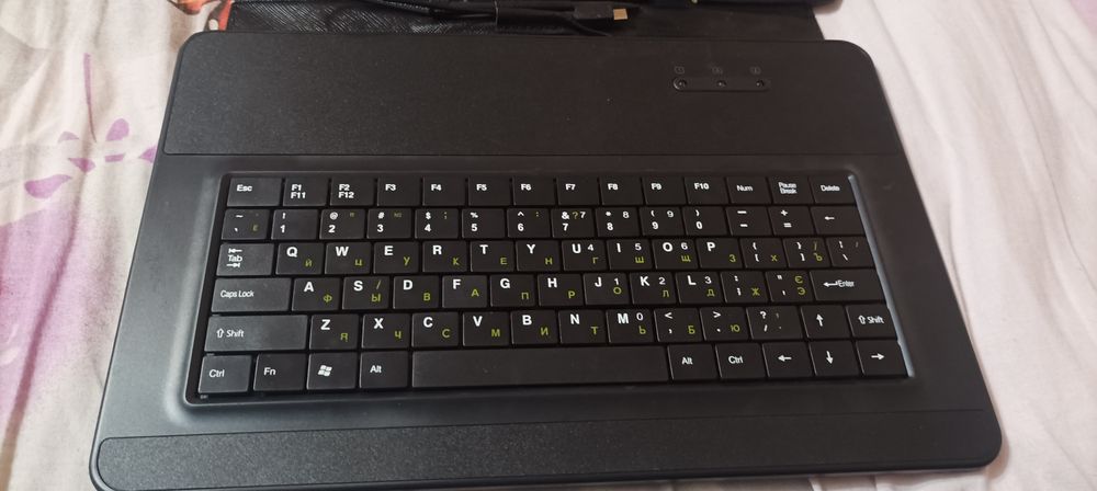 ‼️ОБМІН- ПРОДАЖ‼️Чохол обкладинка для планшета з клавіатурою 10,2"