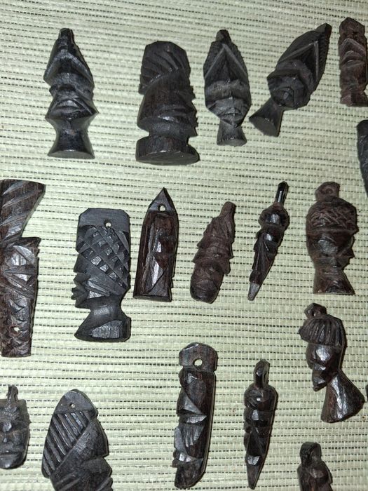 Vendo stock pendentes ébano ,1 euro cada