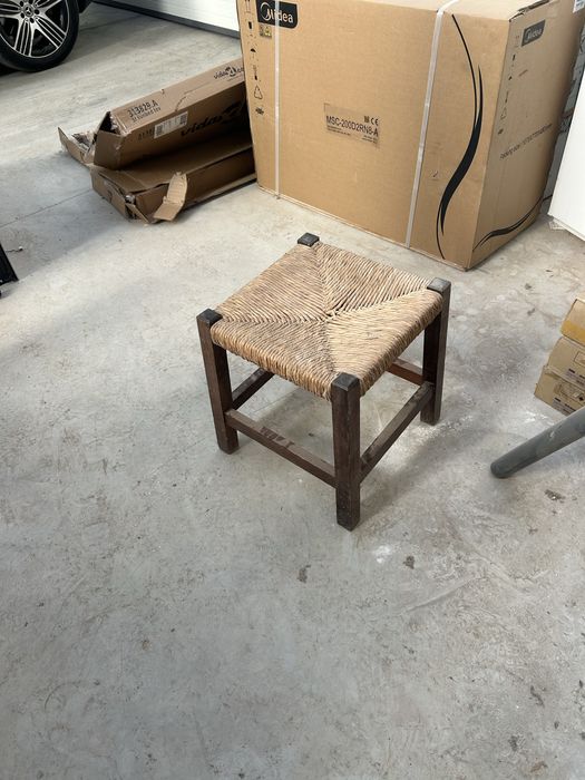 Bancos pequenos de palhinha com almofadas