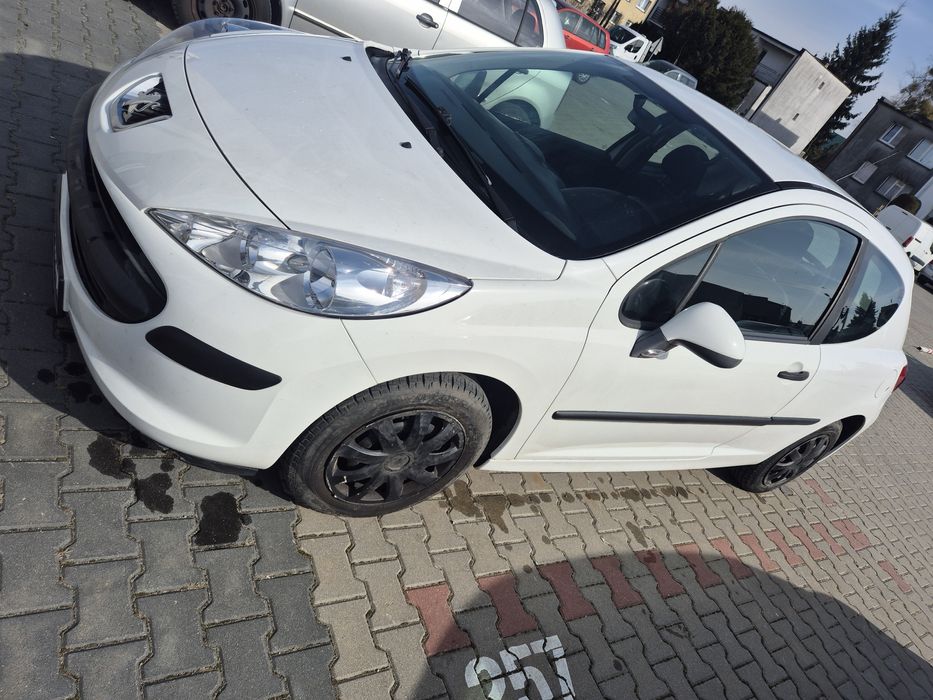 Peugeot 207 benzyna.