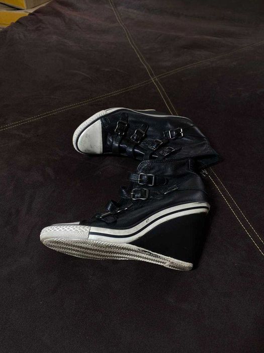 Авангардні туфлі на підборах