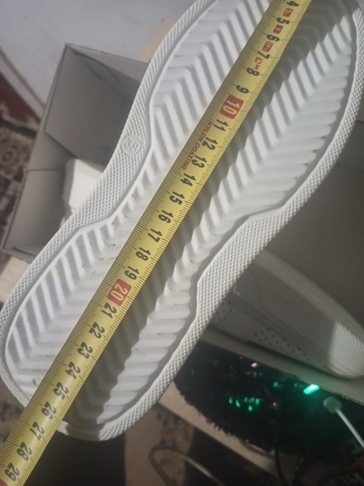 Жіночі кросівки 38