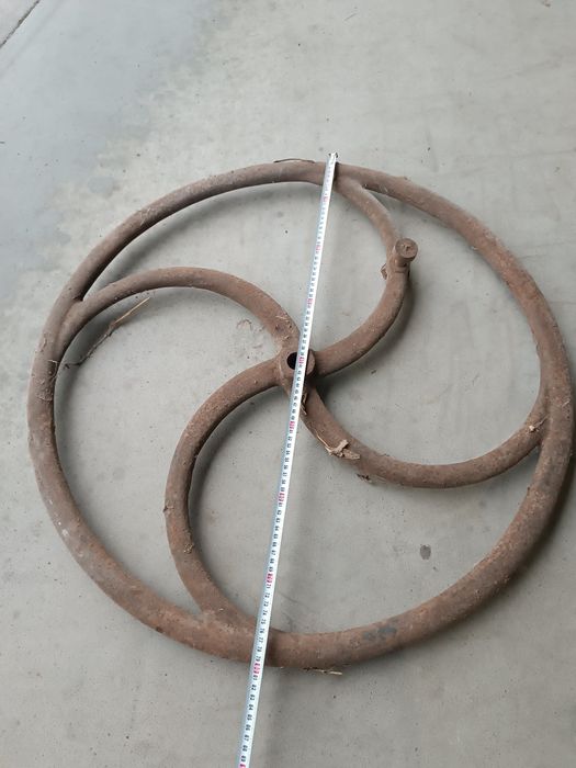 Roda em ferro de antiga malhadeira de milho