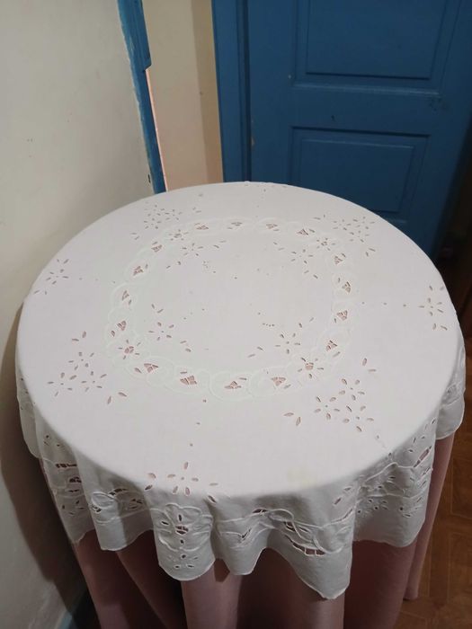 Mesas camilha com toalhas, diâmetro 39/55/43 cm