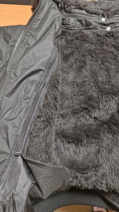 Zimowa kurtka z napisem ochrona,